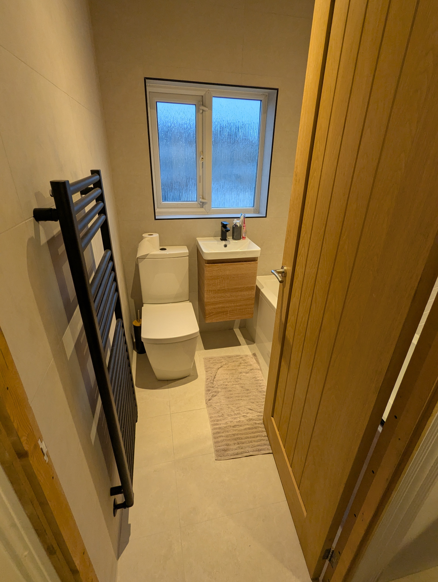 Wood-effect tiled bathroom with warm tones and natural aesthetic